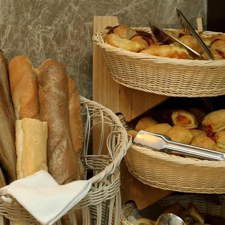 Naias アパートホテル 3*