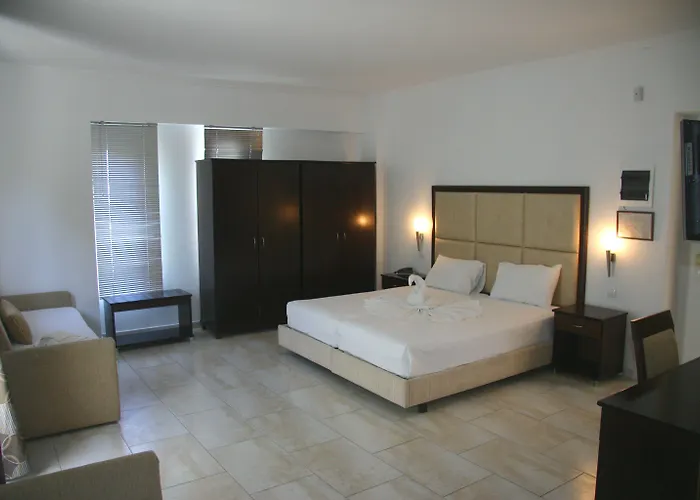 Naias Aparthotel 3*