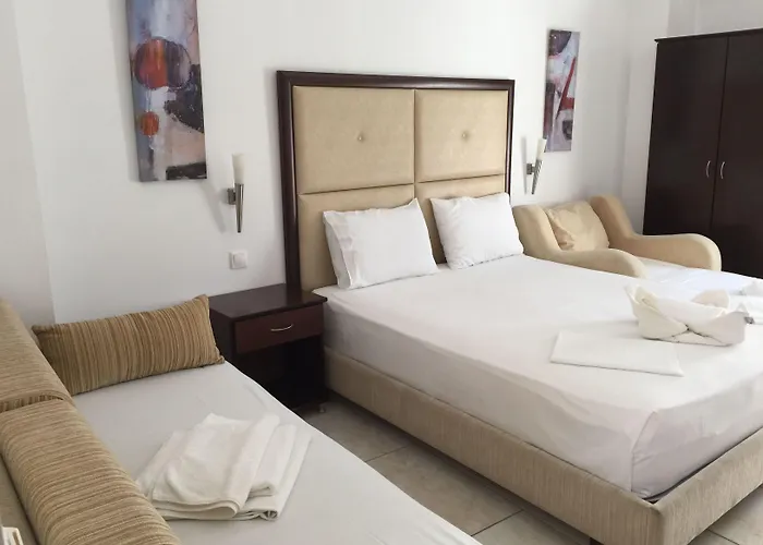 Naias Aparthotel 3*