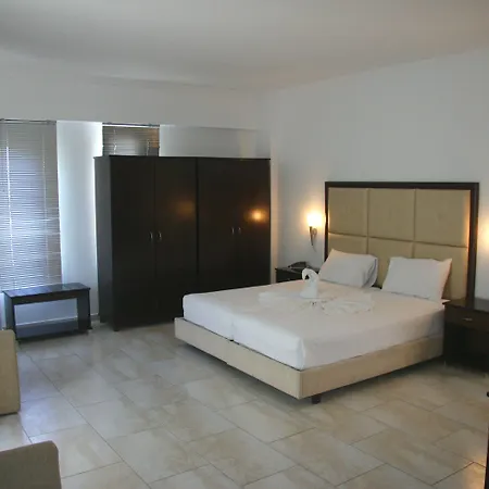 Naias Apartahotel 3*