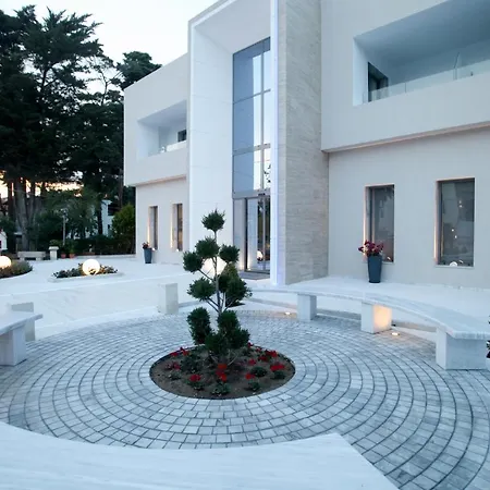 Naias Apartahotel 3*